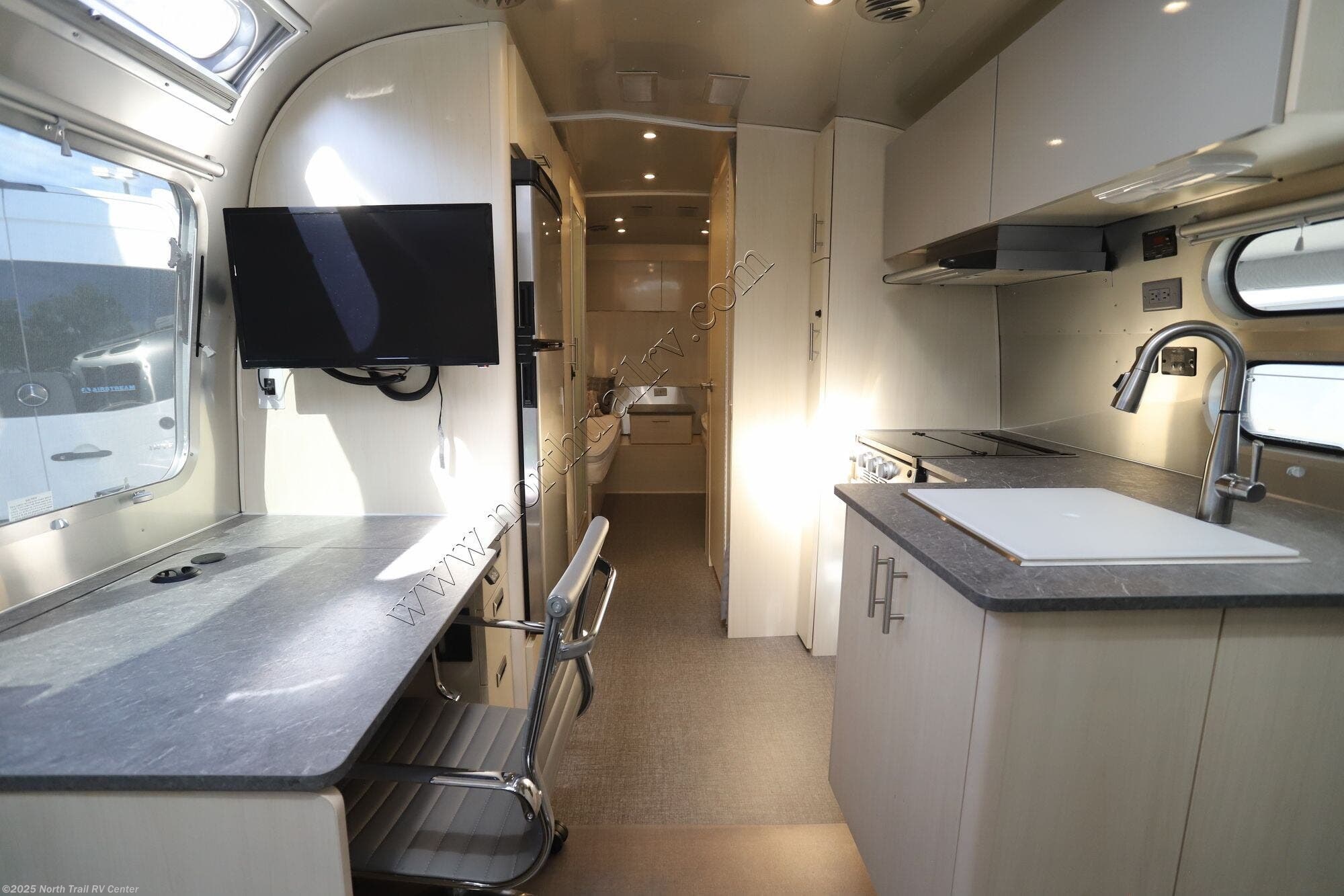 2022 Airstream Flying Cloud 25FB - Used Travel Trailer For Sale by North Trail RV Center in Fort Myers, Florida