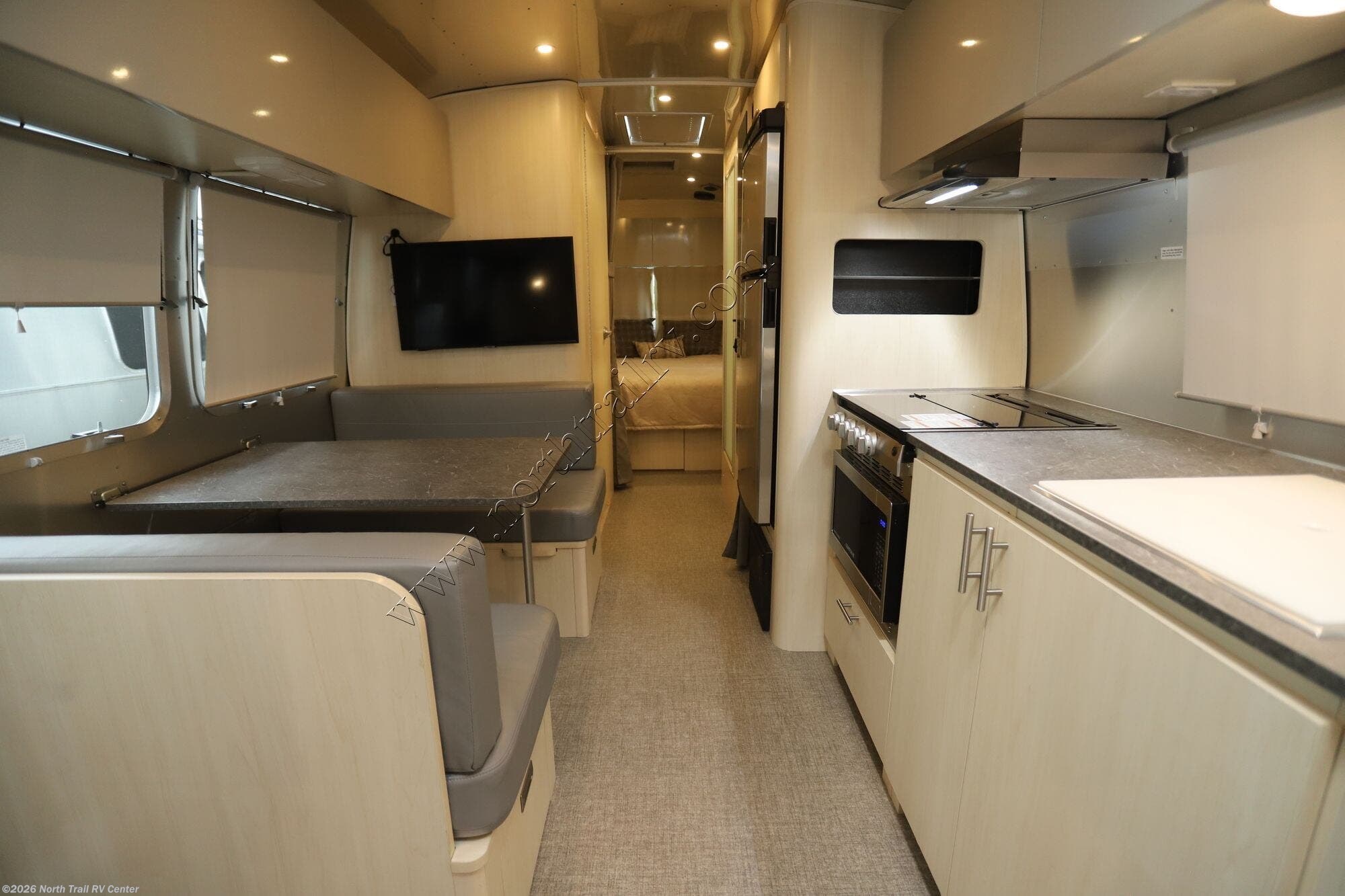 2022 Airstream Flying Cloud 28RB - Used Travel Trailer For Sale by North Trail RV Center in Fort Myers, Florida
