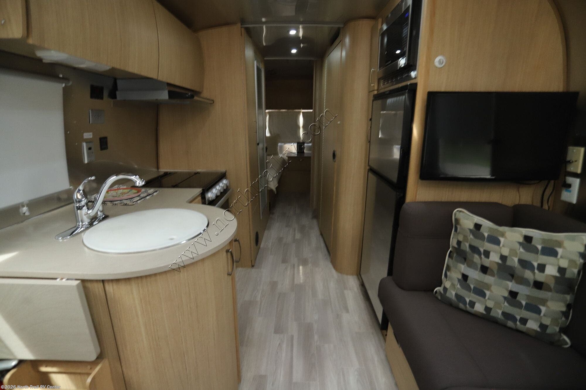 2019 Airstream Flying Cloud 25RBT - Used Travel Trailer For Sale by North Trail RV Center in Fort Myers, Florida
