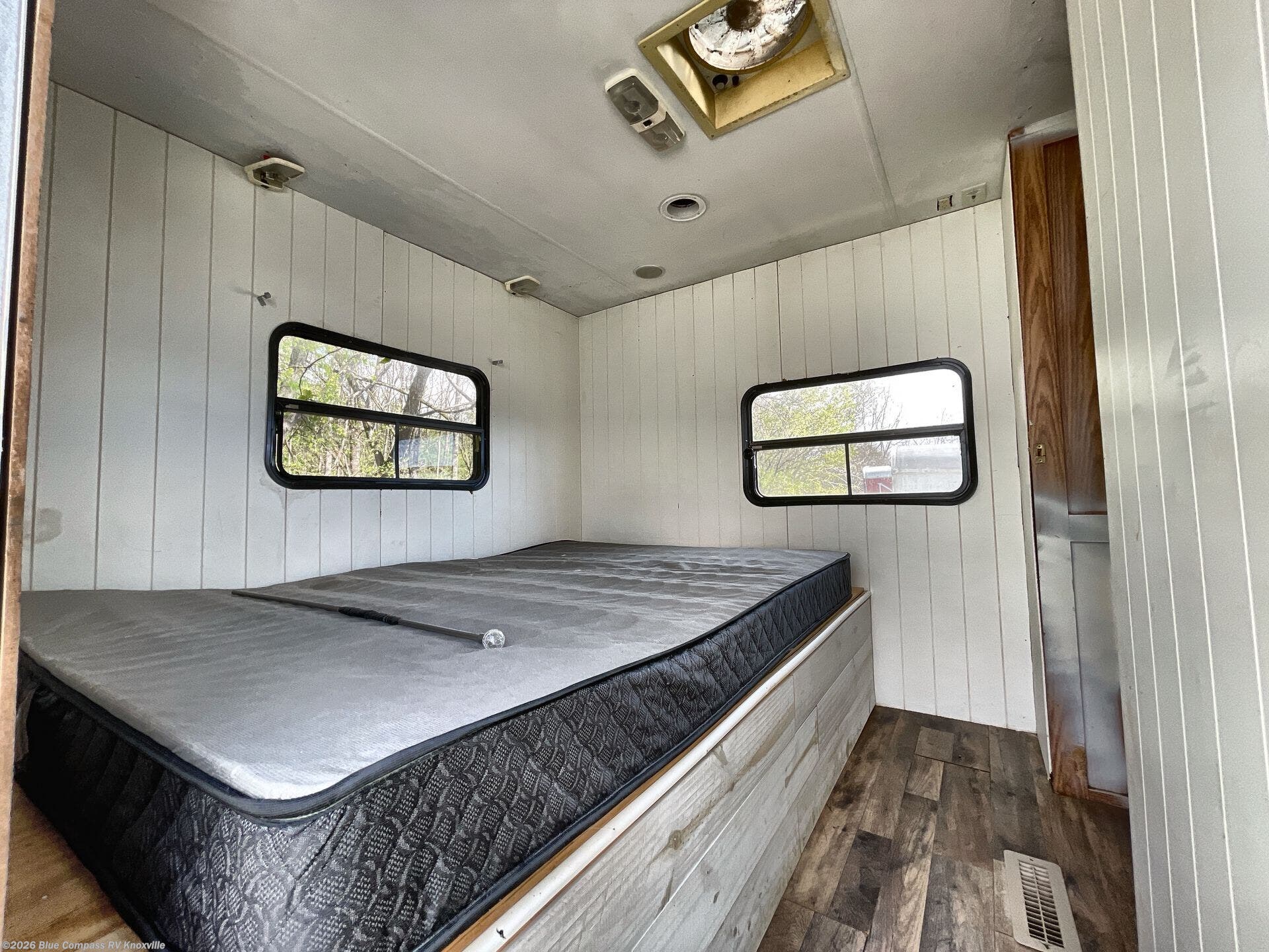 2003 Dutchmen Komfort 28 - Used Travel Trailer For Sale by Blue Compass RV Knoxville in Louisville, Tennessee