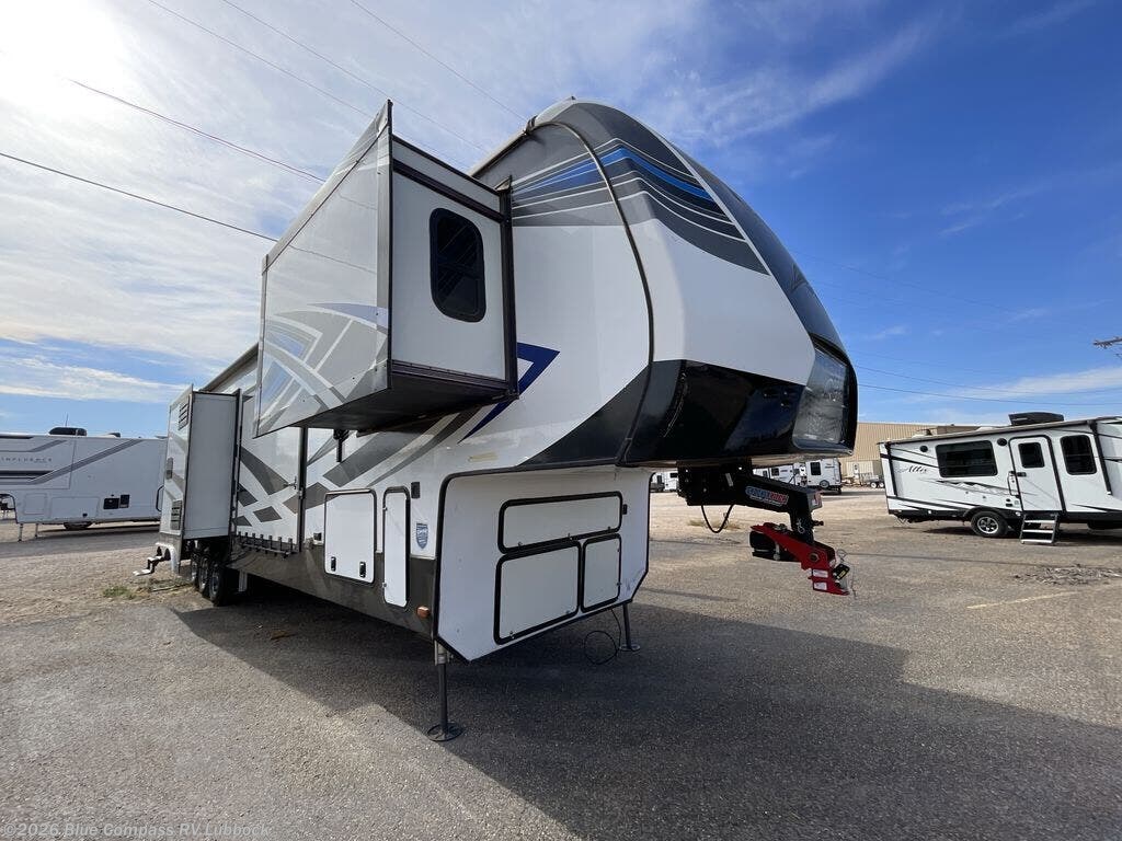 2020 Fuzion 424 by Keystone from Blue Compass RV Lubbock in Lubbock, Texas