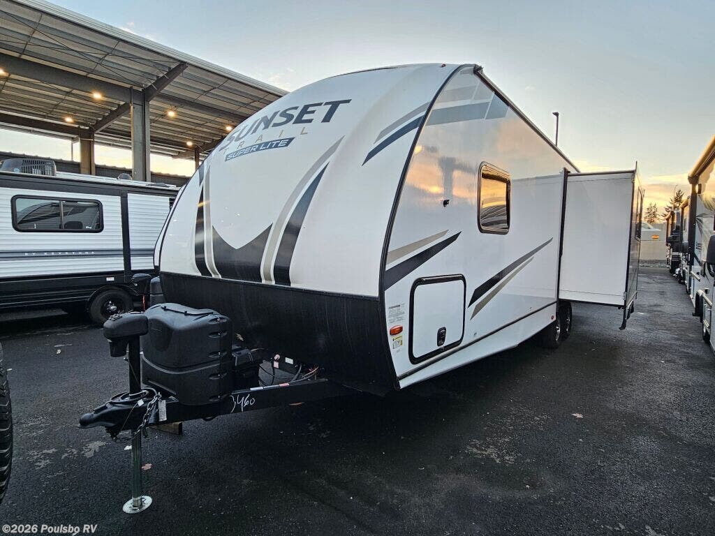 2022 CrossRoads Sunset Trail Super Lite Sunset Trail Super Lite - Used Travel Trailer For Sale by Poulsbo RV in Kent, Washington features Awning