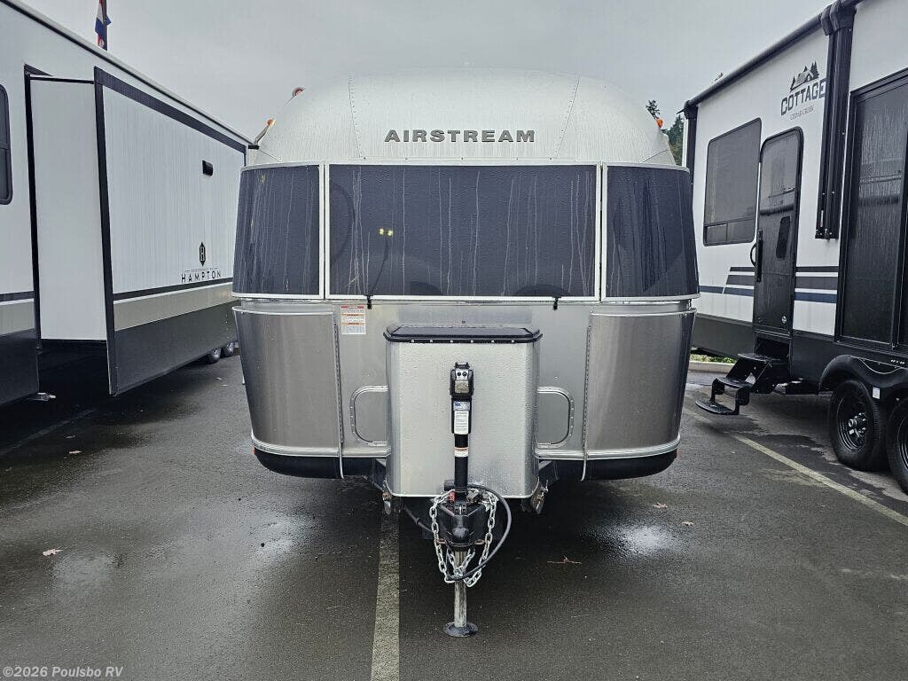 2022 Airstream Classic 33FB - Used Travel Trailer For Sale by Poulsbo RV in Sumner, Washington features Awning
