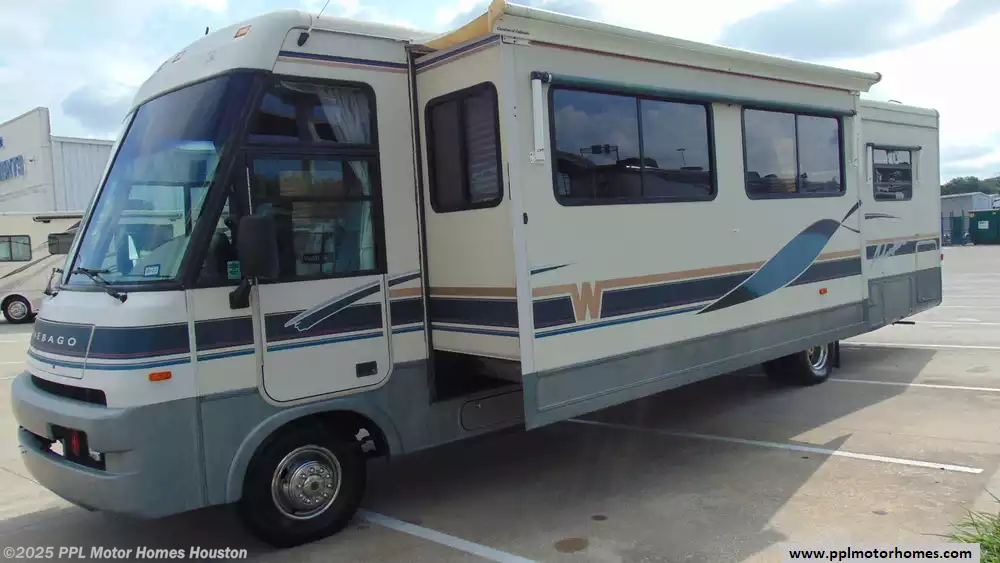 1996 Winnebago Adventurer 34RQ RV for Sale in Houston, TX 77074 A760