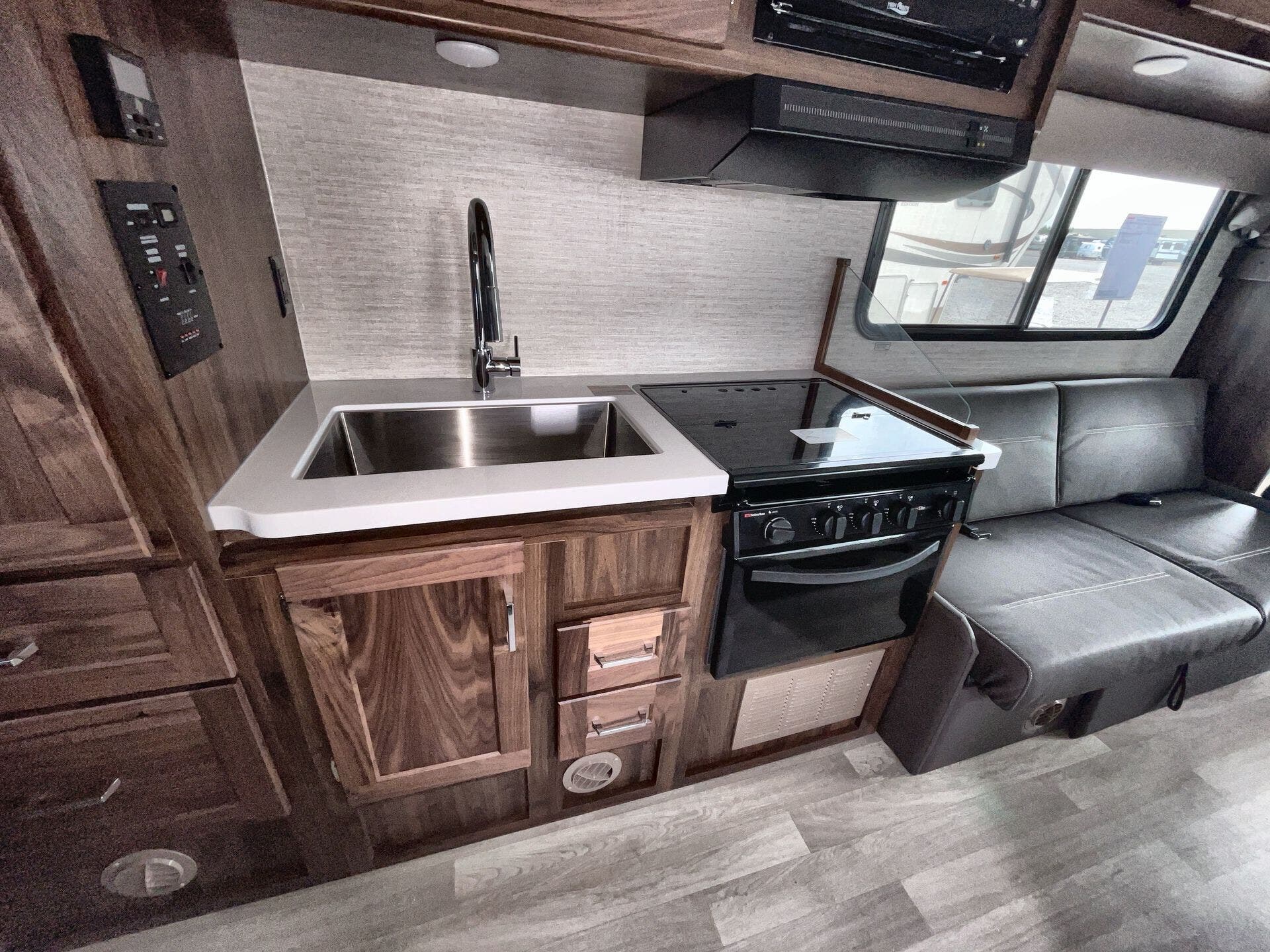 2025 Ford E-450 photo 8