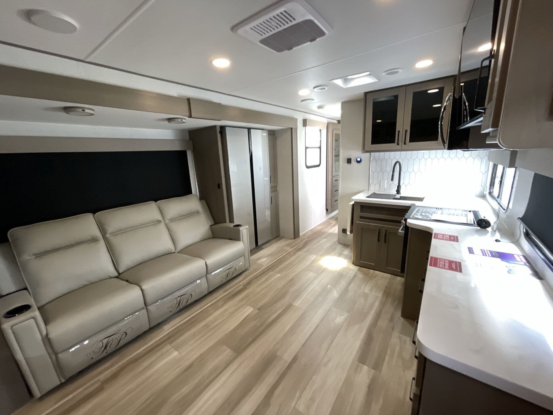 2025 Grand Design Recreational Reflection Narrow Body photo 2