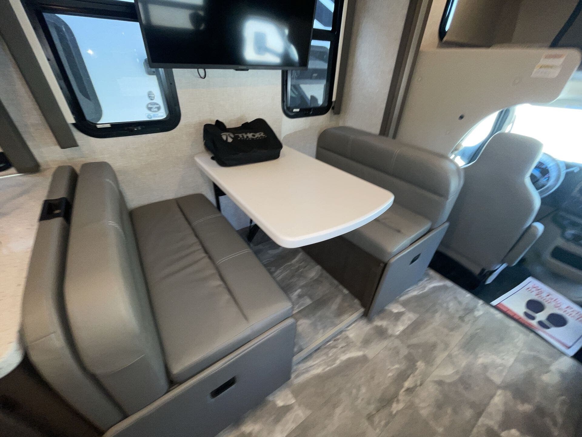 2023 Ford E-450 photo 14
