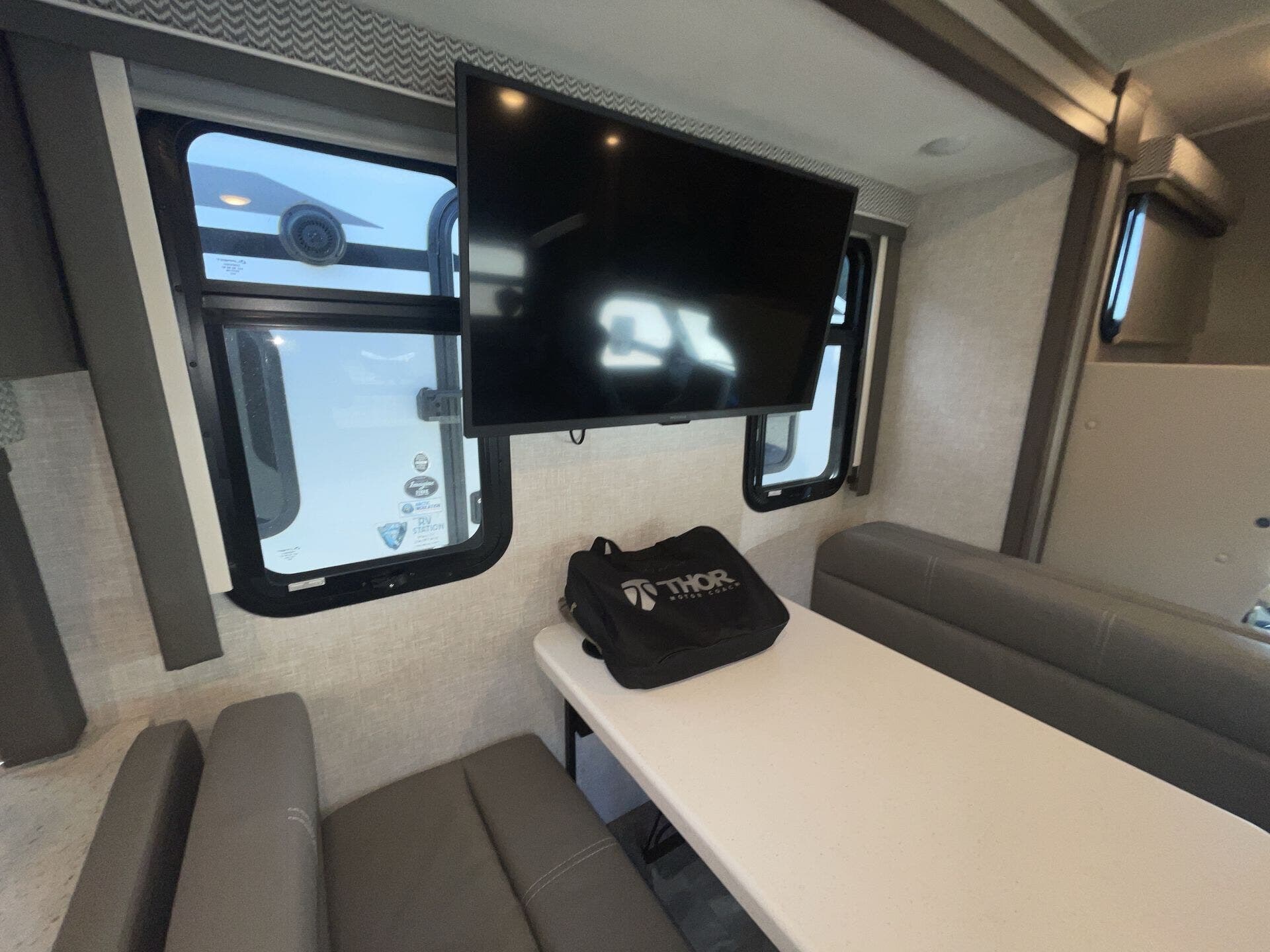 2023 Ford E-450 photo 15