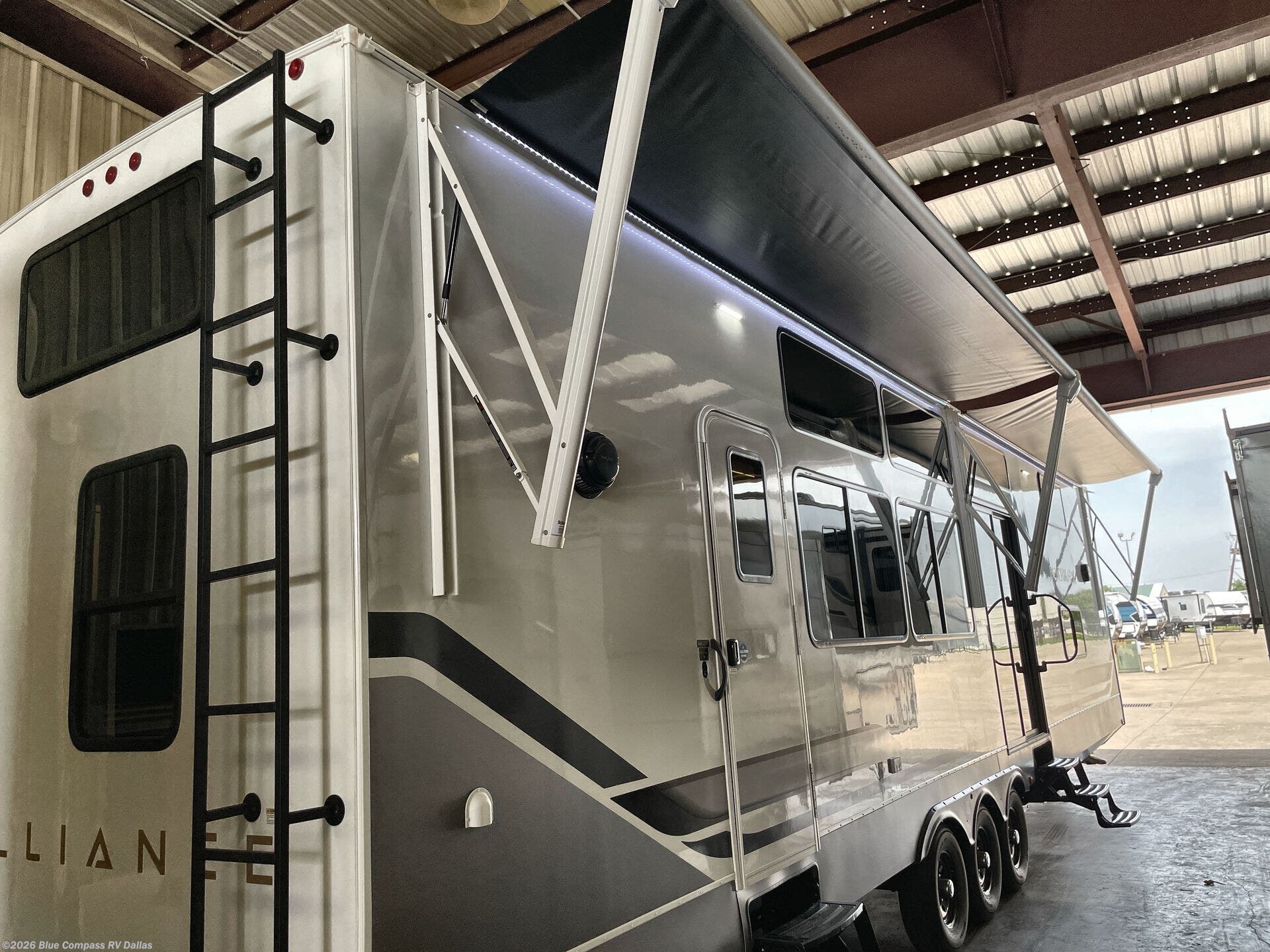 2025 Benchmark 44LFT by Alliance RV from Blue Compass RV Dallas in Mesquite, Texas