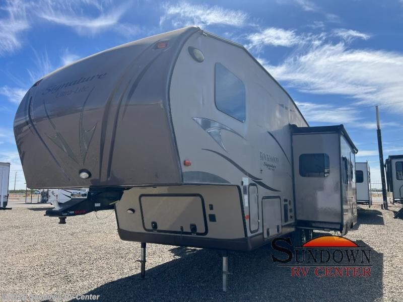 2013 Forest River Rockwood Signature Ultra Lite 8260WS - Used Fifth Wheel For Sale by Sundown RV Center in Atwater, California