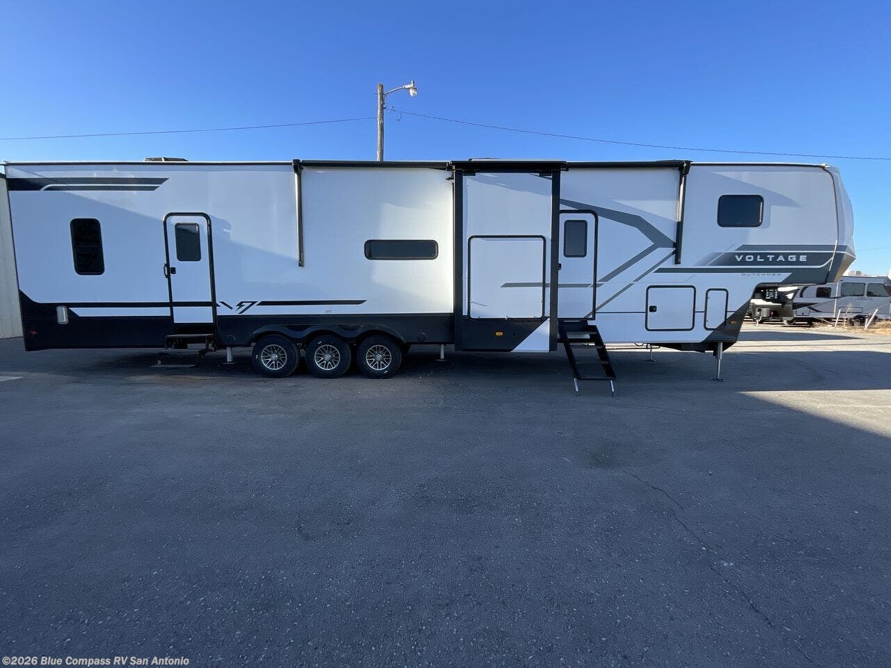 New 2026 Dutchmen Voltage V-Series 4250 available in San Antonio, Texas