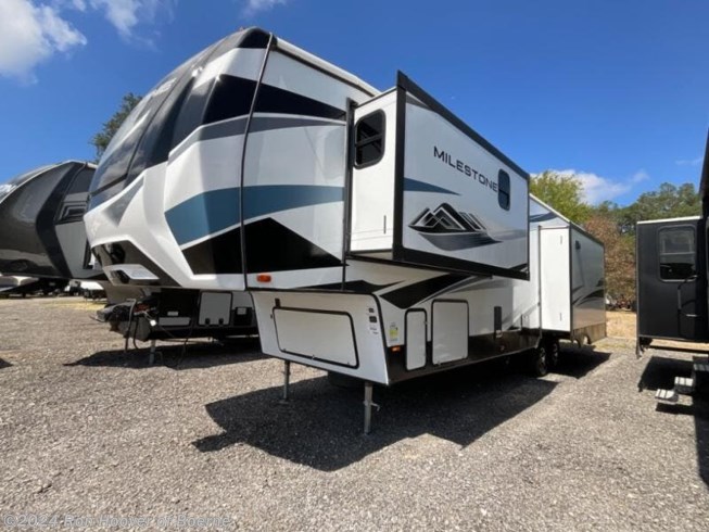 2022 Heartland Milestone 326RL - Used Fifth Wheel For Sale by Ron Hoover of Boerne in Boerne, Texas