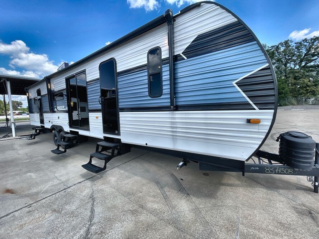 2025 Zinger 390DB by CrossRoads from Blue Compass RV Canton in Wills Point, Texas