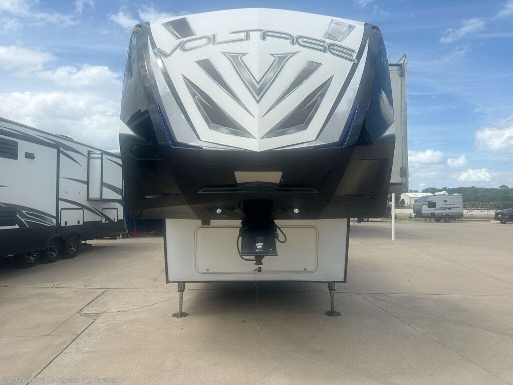 Used 2017 Dutchmen Voltage V-Series V3605 available in Wills Point, Texas