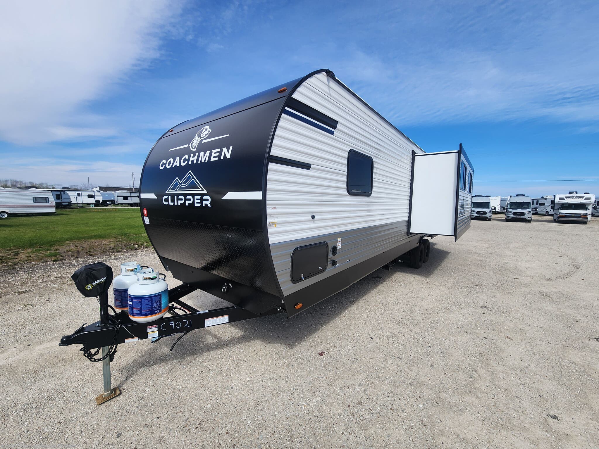 2026 Coachmen Clipper 292TB - New Travel Trailer For Sale by Prosser's Premium RV Outlet in Sturtevant, Wisconsin features Slideout, Toilet, Ladder, Leveling Jacks, Refrigerator