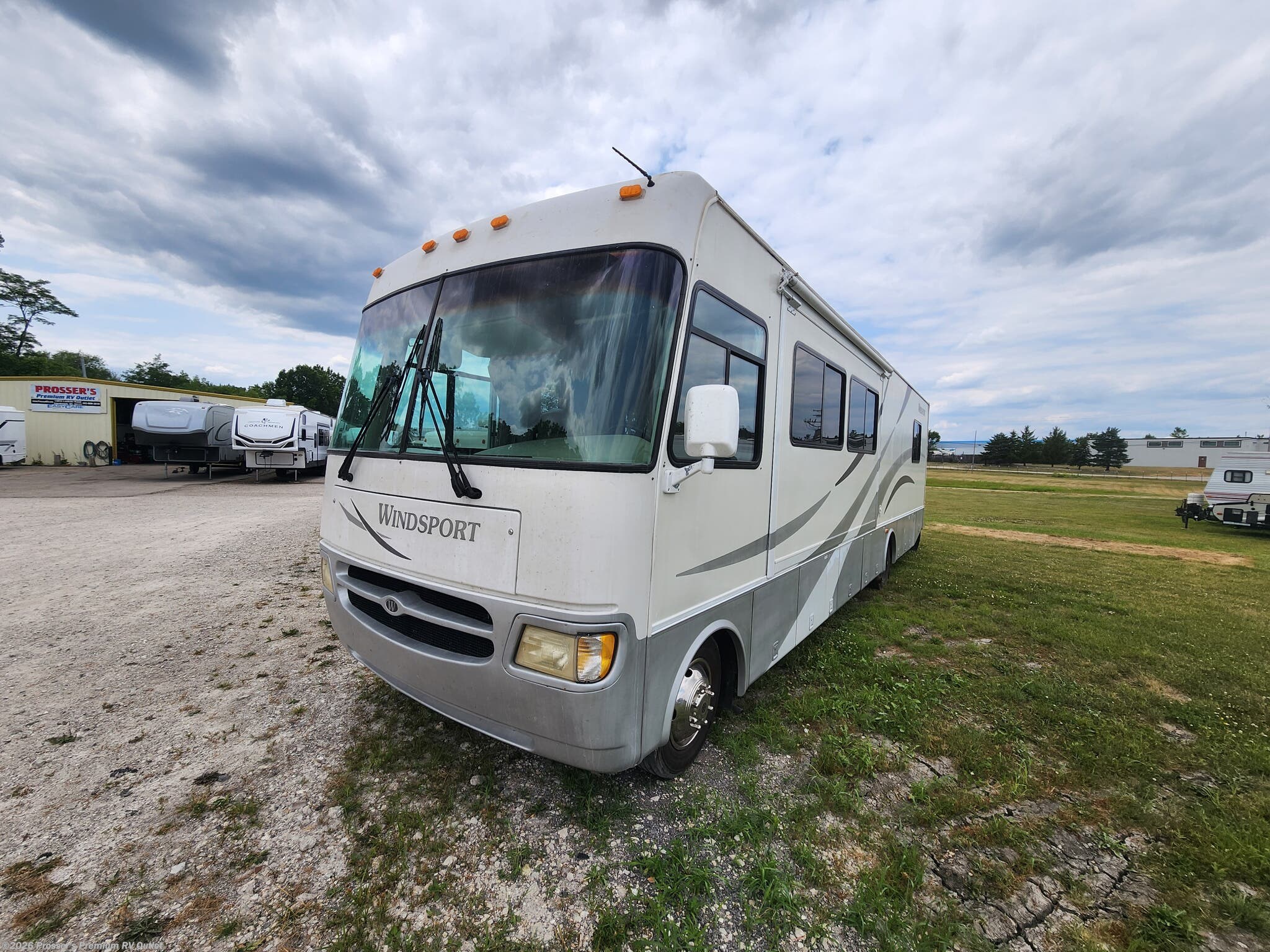 2002 Four Winds International Windsport 35D - Used Class A For Sale by Prosser's Premium RV Outlet in Sturtevant, Wisconsin features Shower, 50 Amp Service, Stove Top Burner, Water Heater, LP Detector