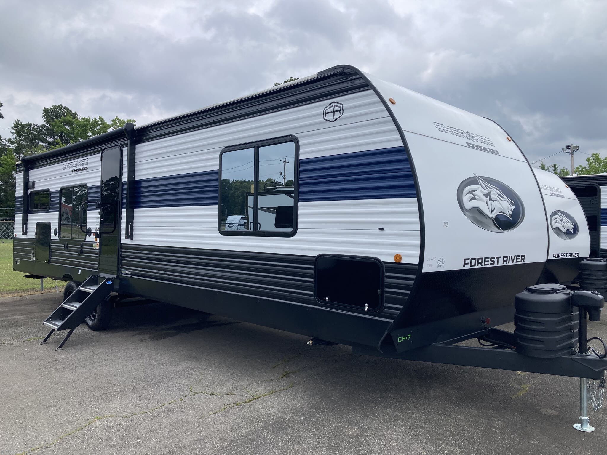2025 Forest River Cherokee Wolf Den 271RK
