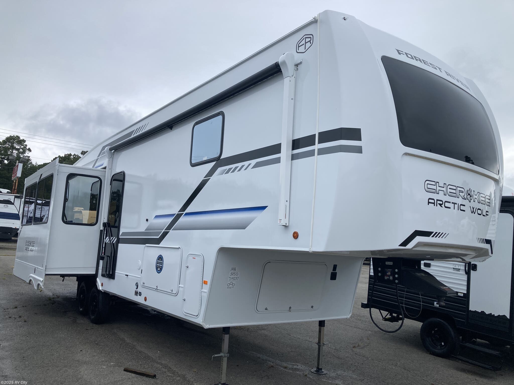 2026 Forest River Cherokee Arctic Wolf Suite 3250 SUITE