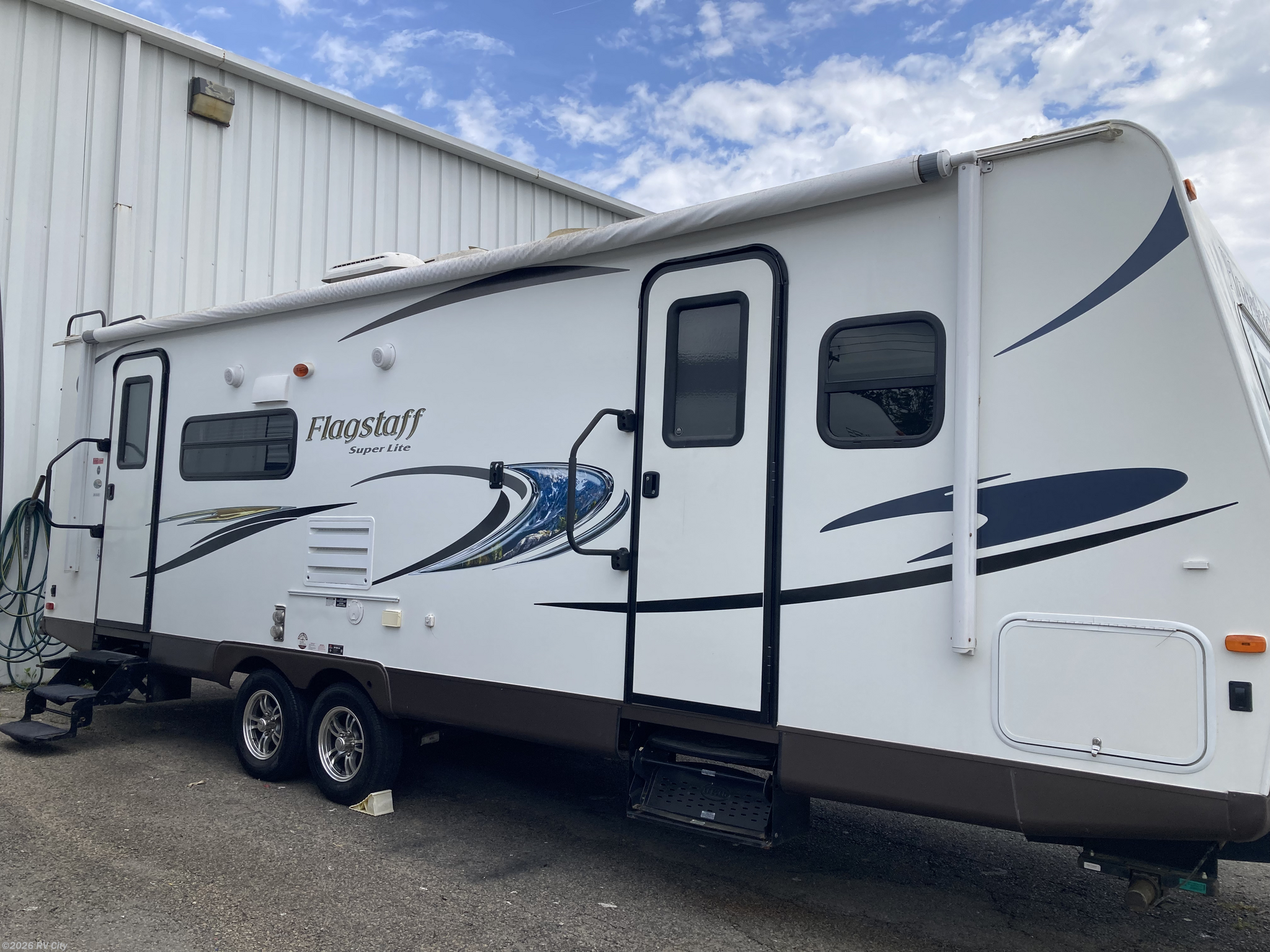 2015 Forest River Flagstaff Super Lite 26RLWS - Used Travel Trailer For Sale by RV City in Benton, Arkansas features Microwave, Furnace, Toilet, CO Detector, Stove