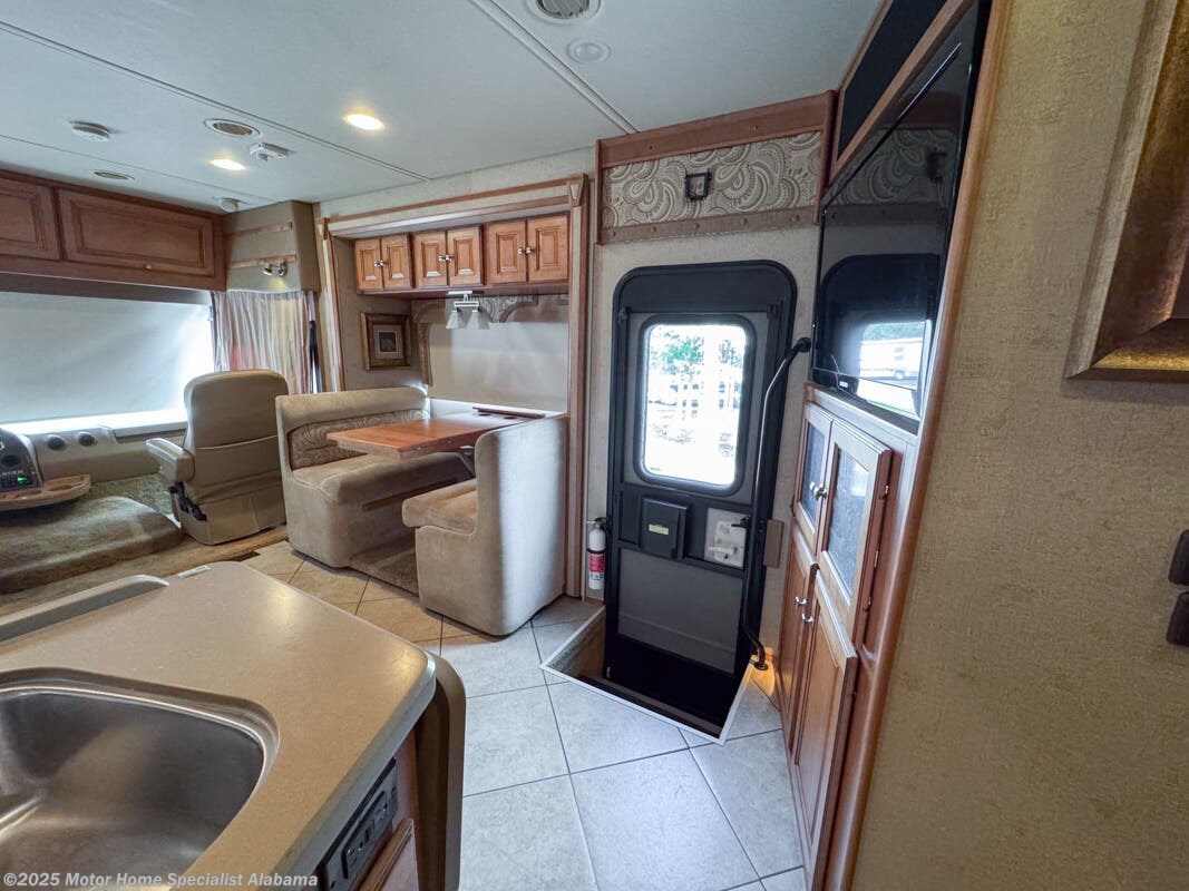 2014 Itasca Suncruiser 35P - Used Class A For Sale by Motor Home Specialist Alabama in Montgomery, Alabama features Slideout