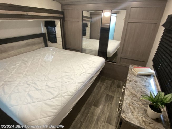 2022 Sunset Trail Super Lite 330SI by CrossRoads from Blue Compass RV Danville in Ringgold, Virginia