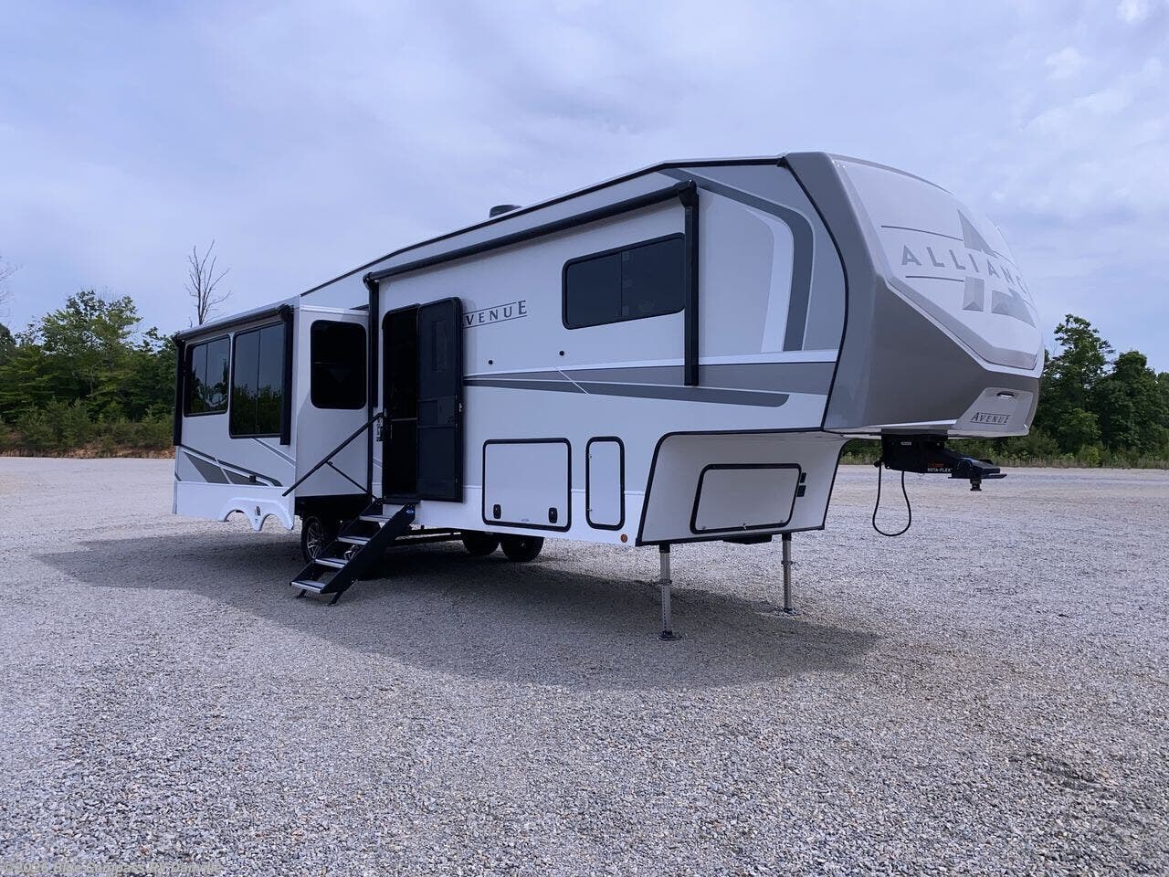 2024 Avenue 32RLS by Alliance RV from Blue Compass RV Danville in Ringgold, Virginia