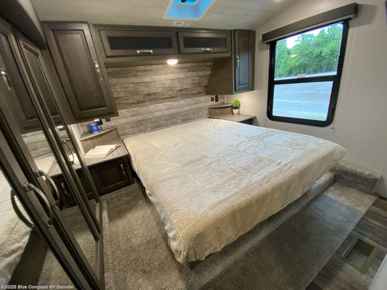 2021 Keystone Cougar Half-Ton 23MLS - Used Fifth Wheel For Sale by Blue Compass RV Danville in Ringgold, Virginia features Ladder, Rocker Recliner(s), Booth Dinette, CO Detector, Power Roof Vent
