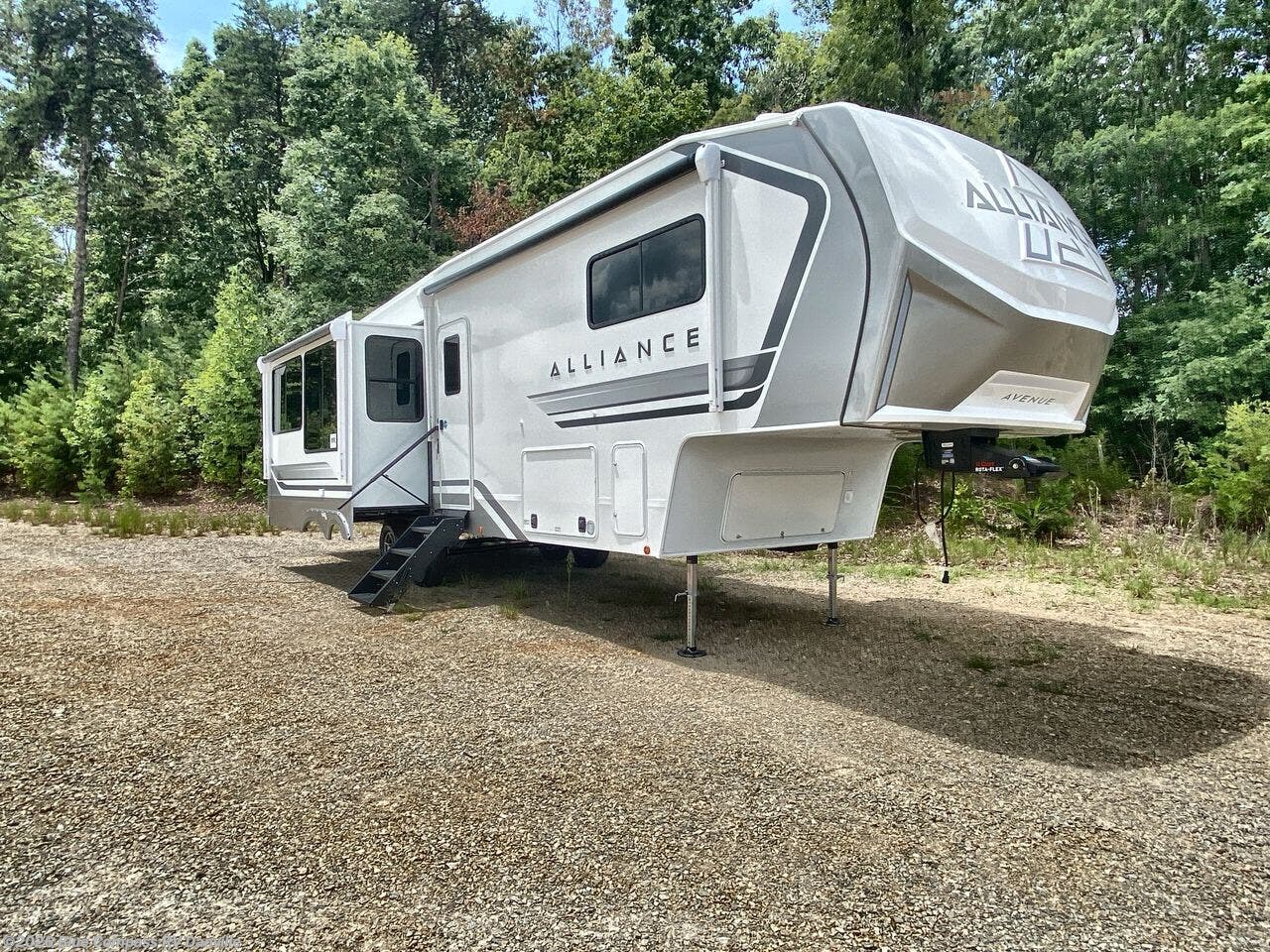 2027 Avenue 32RLS by Alliance RV from Blue Compass RV Danville in Ringgold, Virginia