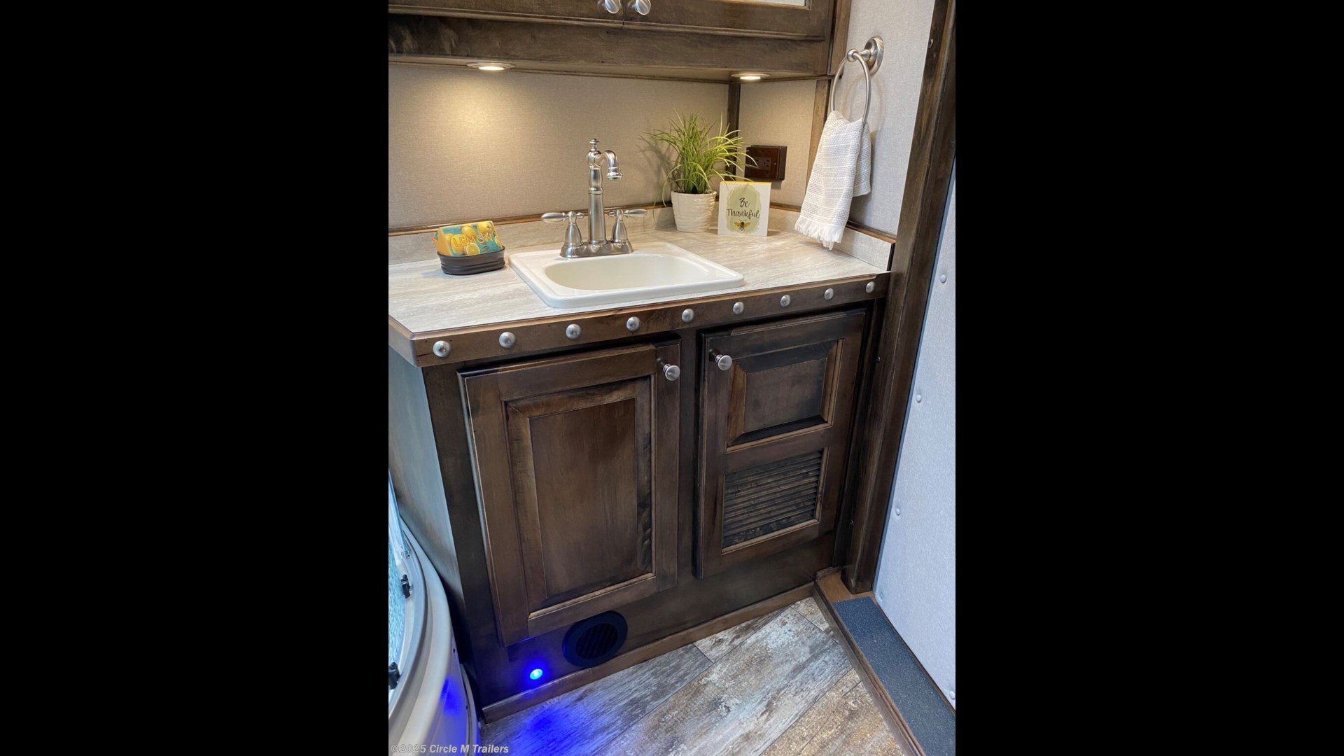 ss 8 21 Platinum Coach Outlaw 5h 14 7 Sw Outlaw Tri Fold Side Load Slide Out Horse Trailer For Sale In Kaufman Tx