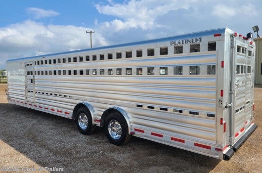 12 Head Livestock Trailer - 2025 Platinum Coach 33' Spread Axle SHOW STOCK + 2 Sliding Gates!! available New in Kaufman, TX