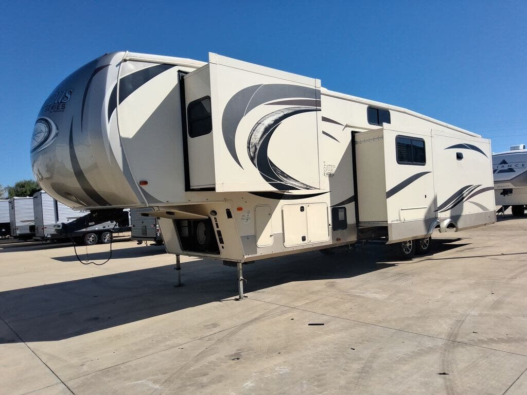 Used 2016 Palomino Columbus 377 Mb available in Strafford, Missouri