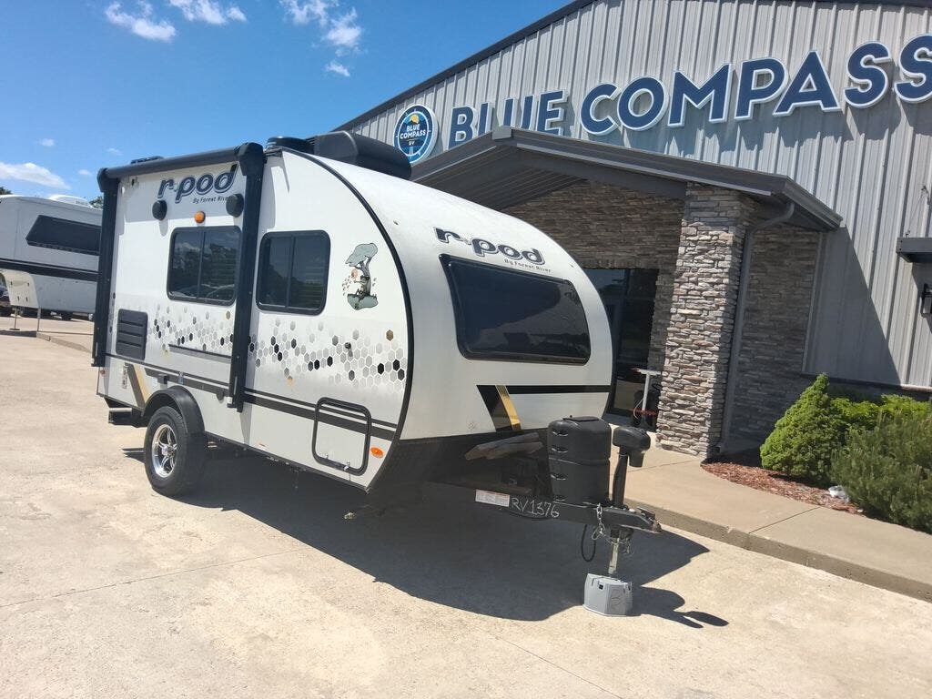 2022 Forest River R Pod RP-153 - Used Travel Trailer For Sale by Blue Compass RV Springfield in Strafford, Missouri