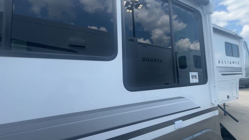 New 2027 Alliance RV Avenue 32RLS available in Strafford, Missouri