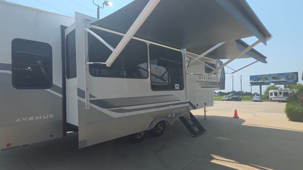 2027 Avenue 32RLS by Alliance RV from Blue Compass RV Springfield in Strafford, Missouri