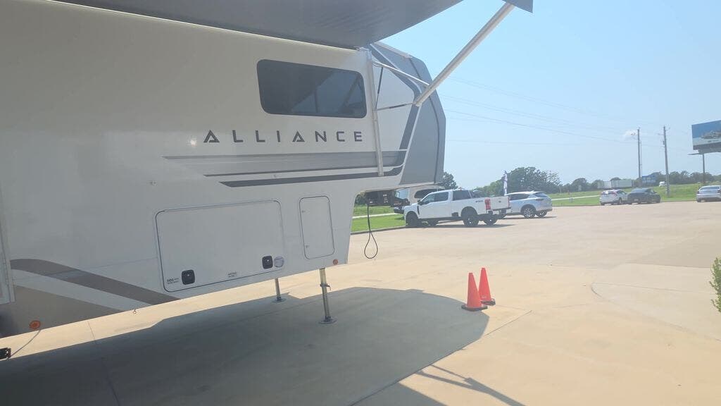 New 2027 Alliance RV Avenue 32RLS available in Strafford, Missouri