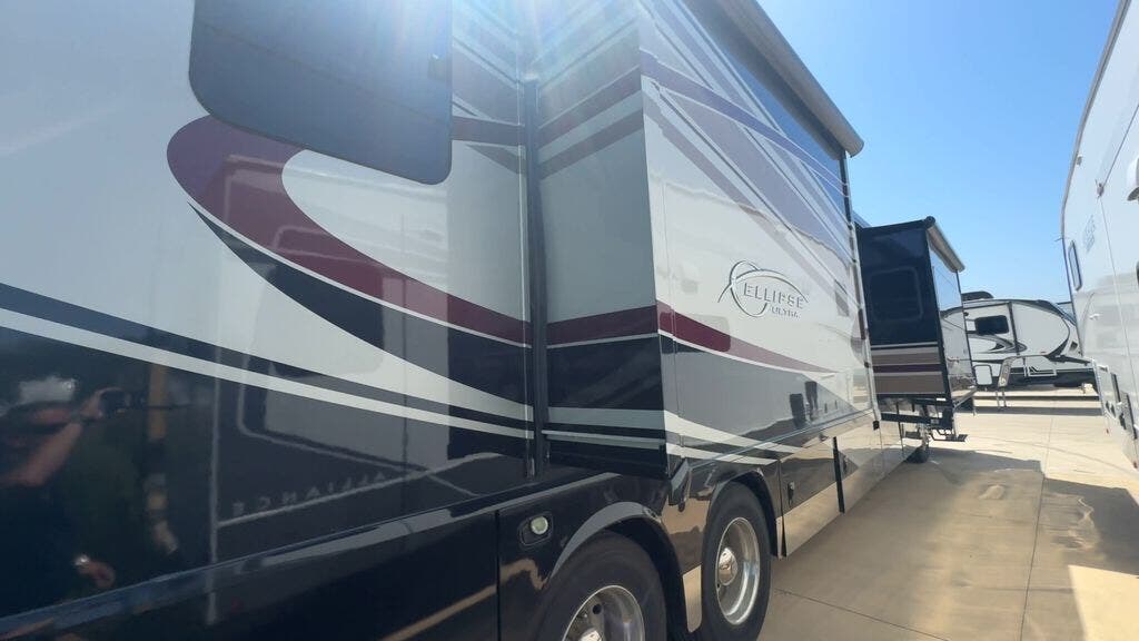 2016 Itasca Ellipse Ultra 42HL - Used Class A For Sale by Blue Compass RV Springfield in Strafford, Missouri