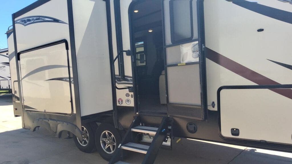 2018 K-Z Durango 1500 D256RKT - Used Fifth Wheel For Sale by Blue Compass RV Springfield in Strafford, Missouri