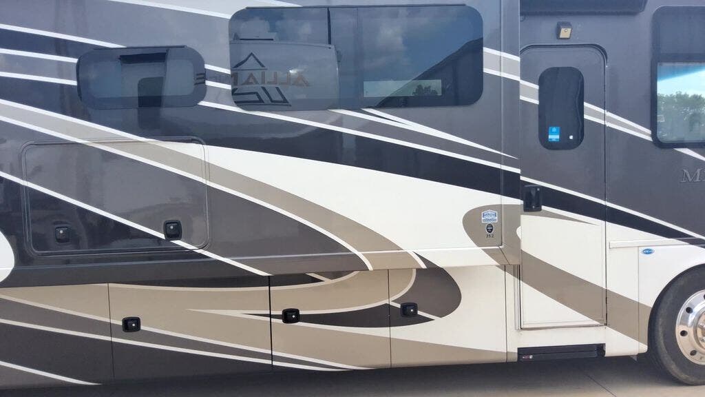 2021 Miramar 35.2 by Thor Motor Coach from Blue Compass RV Springfield in Strafford, Missouri