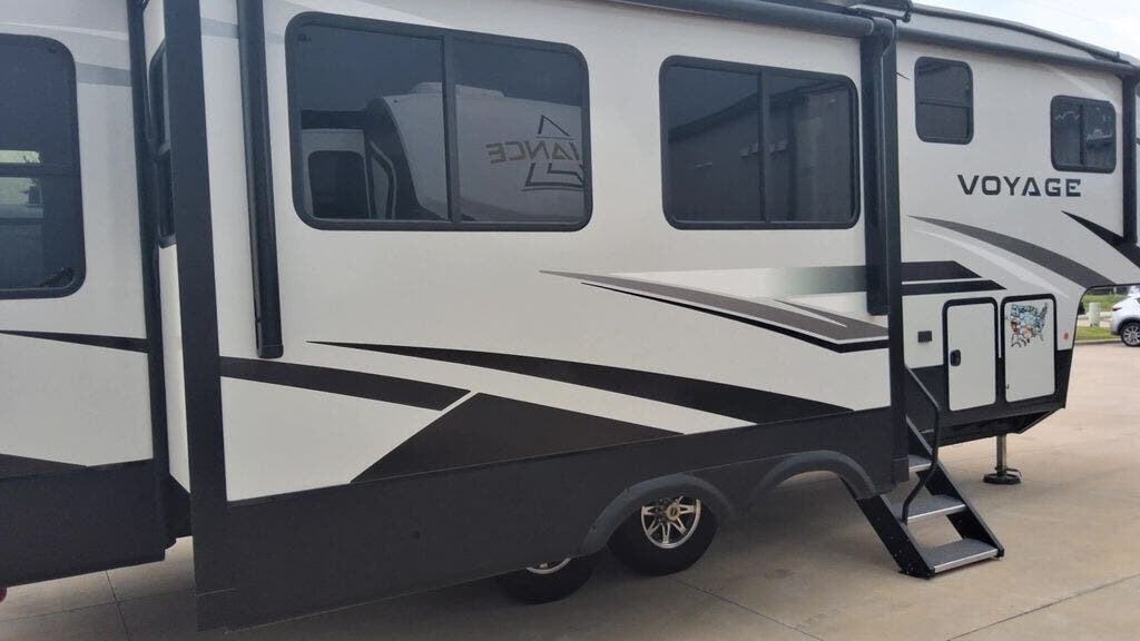 2021 Winnebago Voyage 2932RL - Used Fifth Wheel For Sale by Blue Compass RV Springfield in Strafford, Missouri