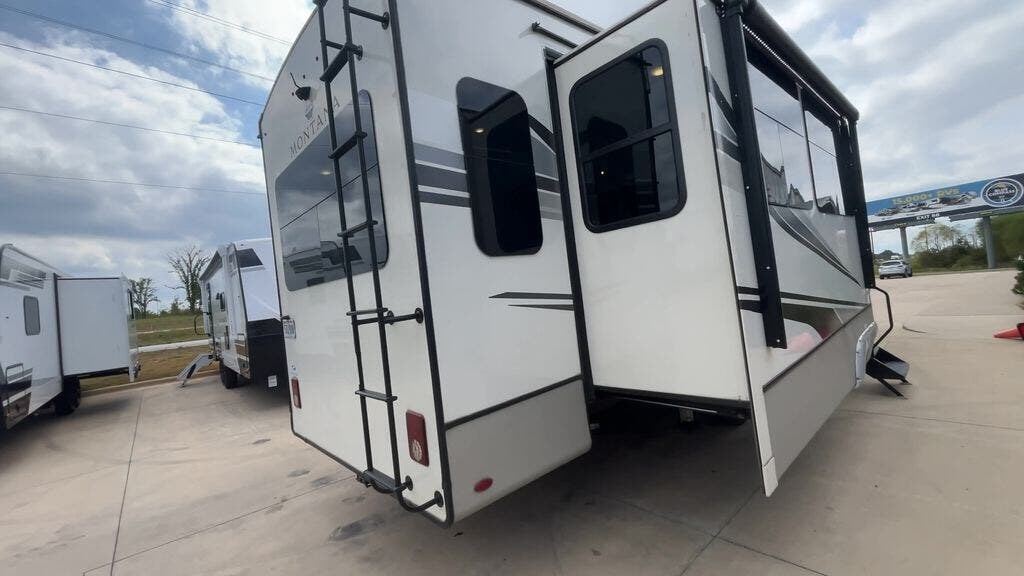 2022 Keystone Montana 3231CK - Used Fifth Wheel For Sale by Blue Compass RV Springfield in Strafford, Missouri