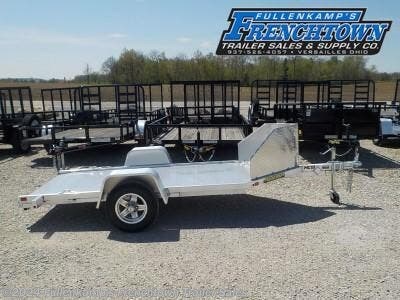 2023 ALUMA TRAILER MFG. MODEL MC10 MOTORCYCLE TRAILER, 75-1/2&#39;&#39; OVERALL WIDE, 54 1/2&#39;&#39; BETWEEN THE FENDERS, X 10&#39;5&#39;&#39; LONG DECK, W/ 4 - TIE DOWN LOOPS, 45-1/2&#39;&#39; X 45&#39;&#39; SLIDE IN THE REAR RAMP, ALUMINUM TREAD PLATE STONE GUARD, &amp; 1 - MOTOR CYCLE CHOCK, 800# SWIVEL JACK W/ CASTER WHEEL, 2&#39;&#39; BALL COUPLER W/ SAFETY CHAINS, ALUMINUM PLANK FLOORING, ST-175/80R X 13&#39;&#39; LOAD RANGE &quot;C&quot; RADIAL TIRES, 545 ALUMINUM WHEELS, 2000# TORSION AXLE, LED LIGHTS W/ SEALED HARNESS, ALL ALUMINUM CONSTRUCTION, 2000# GVWR, 465# SHIPPING WEIGHT, SN: 1YGUS1018PB251598
