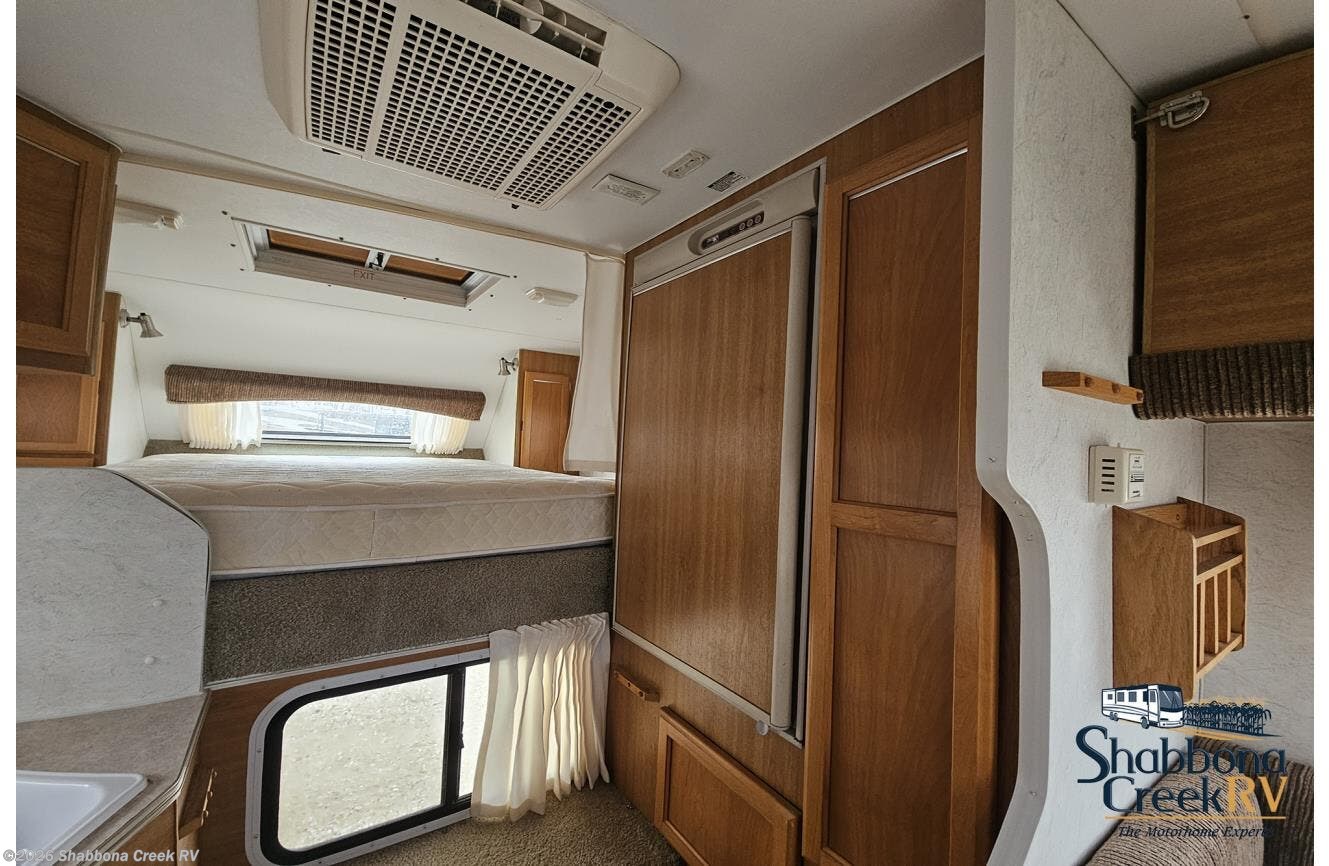 Used 2005 Lance 915 available in Atkinson, Illinois