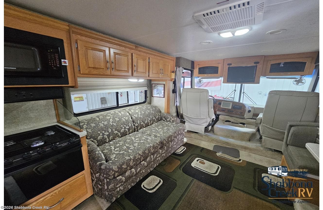 2007 Thor Four Winds Hurricane 31D - Used Class A For Sale by Shabbona Creek RV in Atkinson, Illinois