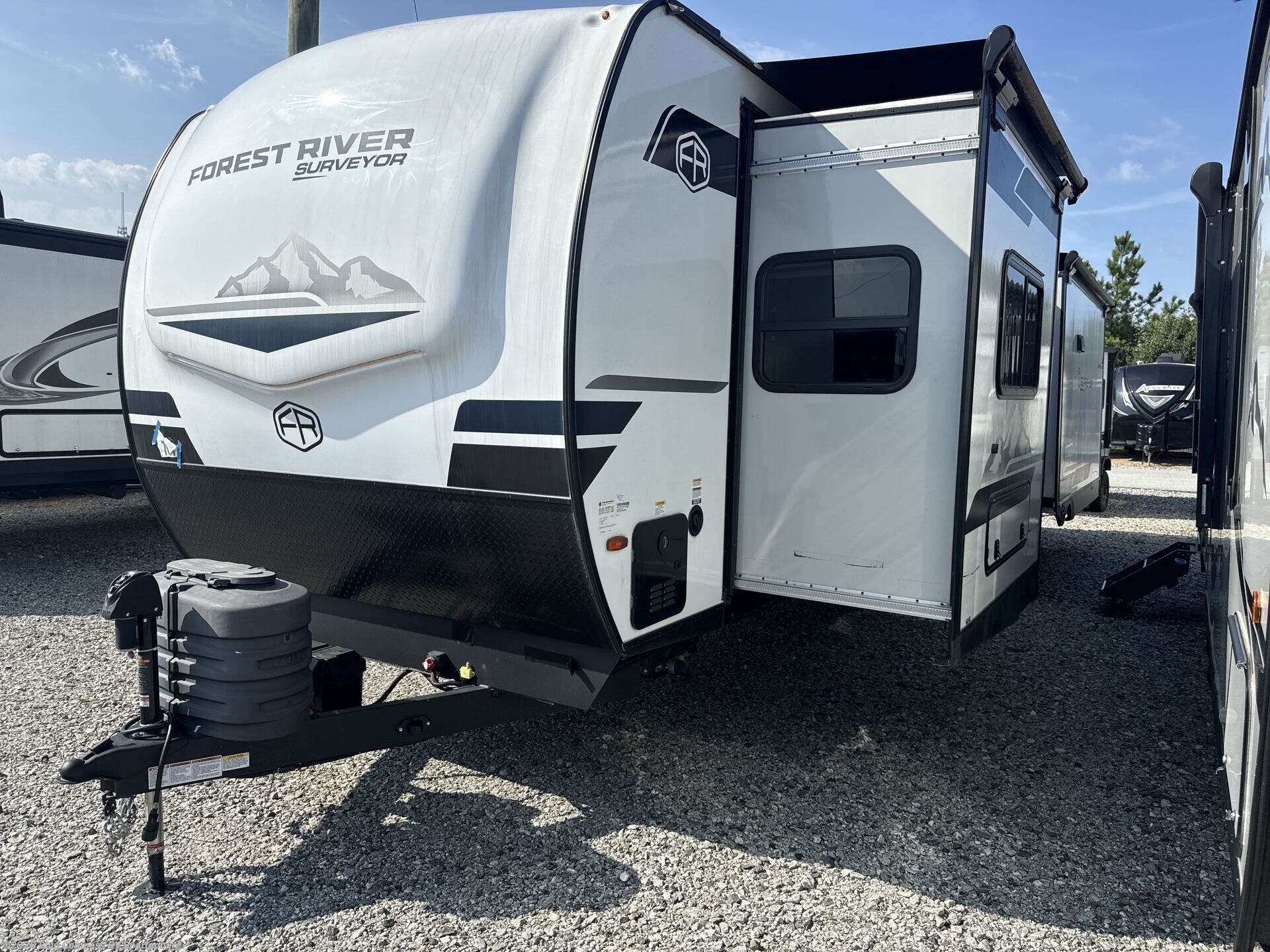 2025 Surveyor Legend 305RLBS by Forest River from Blue Compass RV Spartanburg in Duncan, South Carolina