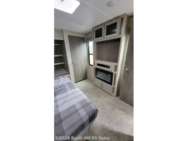 2022 Catalina Legacy Edition 333RETS by Coachmen from South Hill RV Sales in Yelm, Washington
