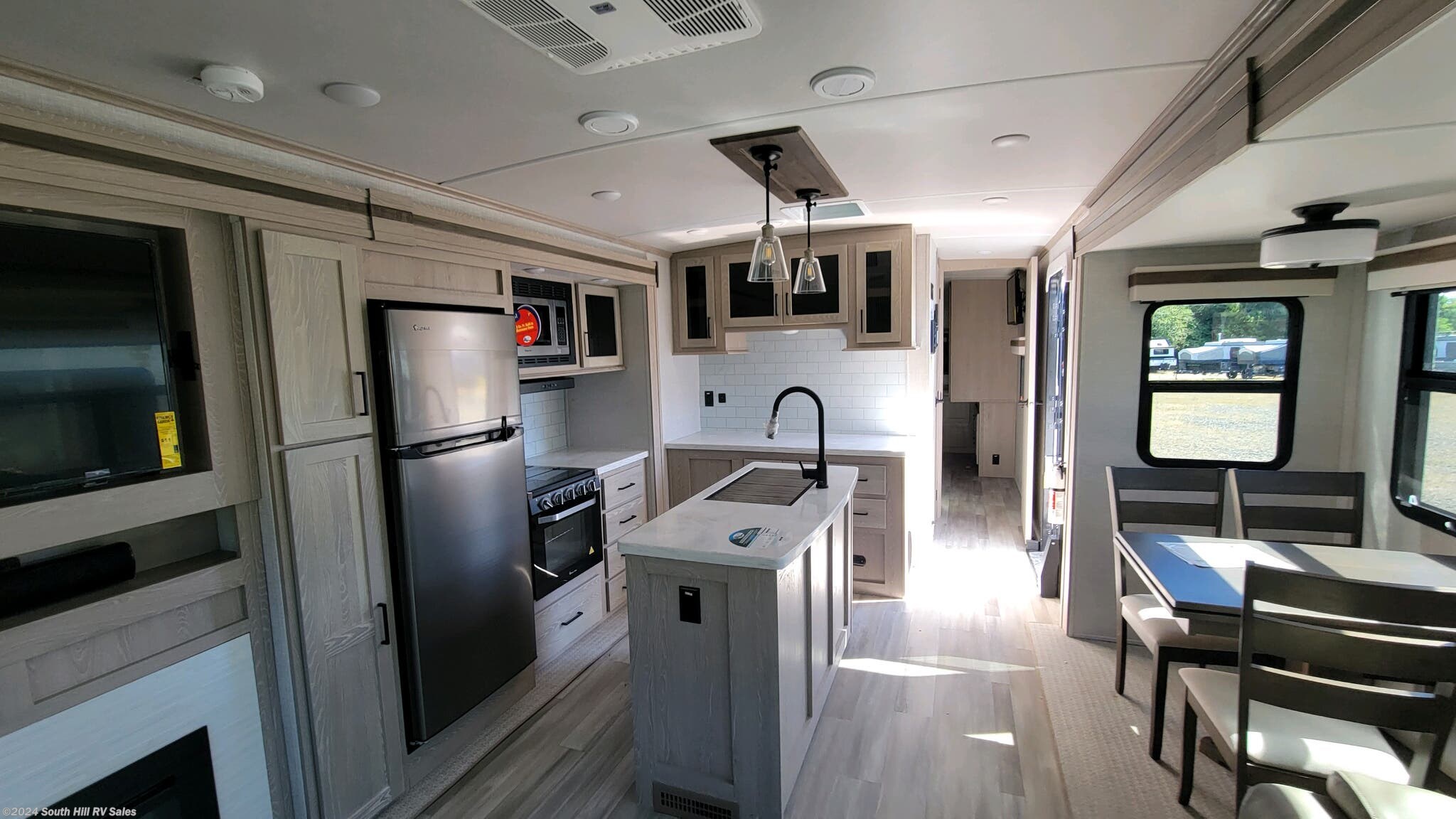 2022-forest-river-rockwood-signature-8337rl-rv-for-sale-in-puyallup-wa