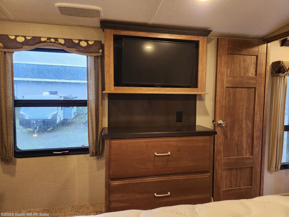 2017 Keystone Montana 3000RE - Used Fifth Wheel For Sale by South Hill RV Sales in Puyallup, Washington features Auxiliary Battery, Stove, Stereo System, Medicine Cabinet, Fire Extinguisher