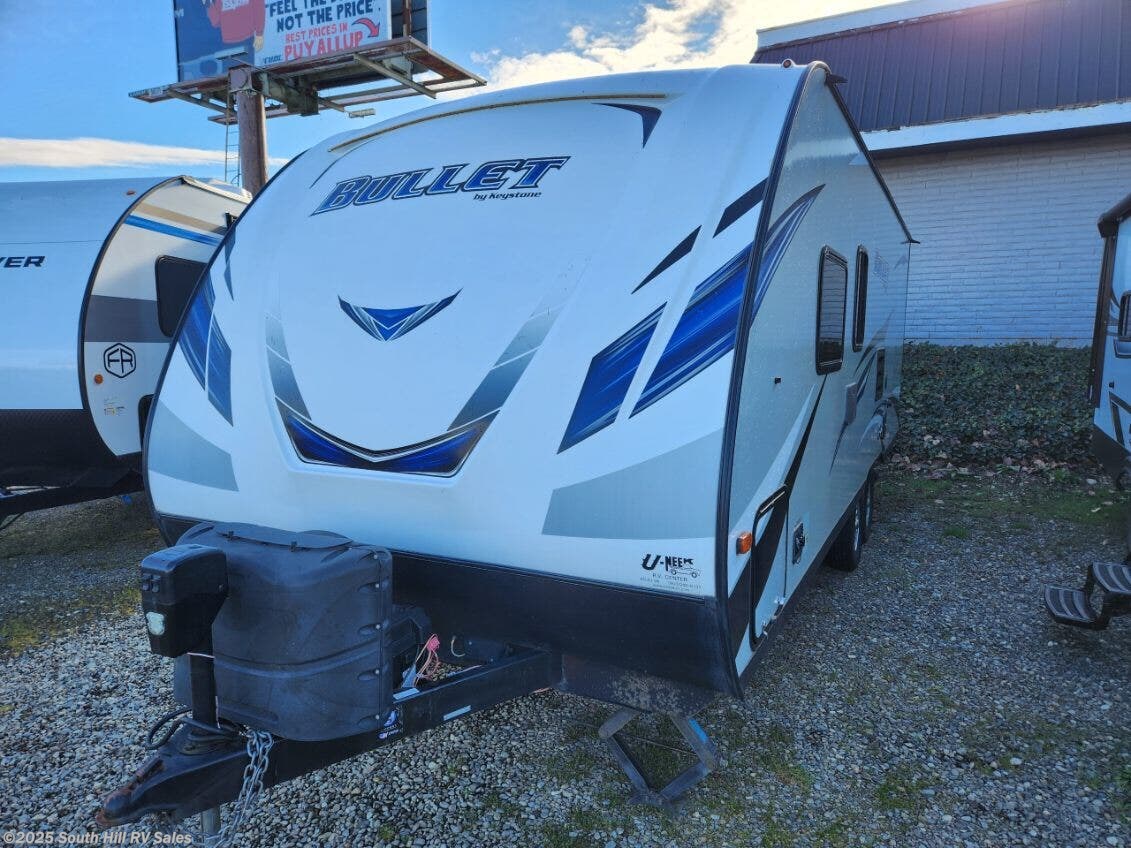 2019 Keystone Bullet 211BH - Used Travel Trailer For Sale by South Hill RV Sales in Puyallup, Washington features Surround Sound System, Auxiliary Battery, Stove Top Burner, Microwave, Leveling Jacks