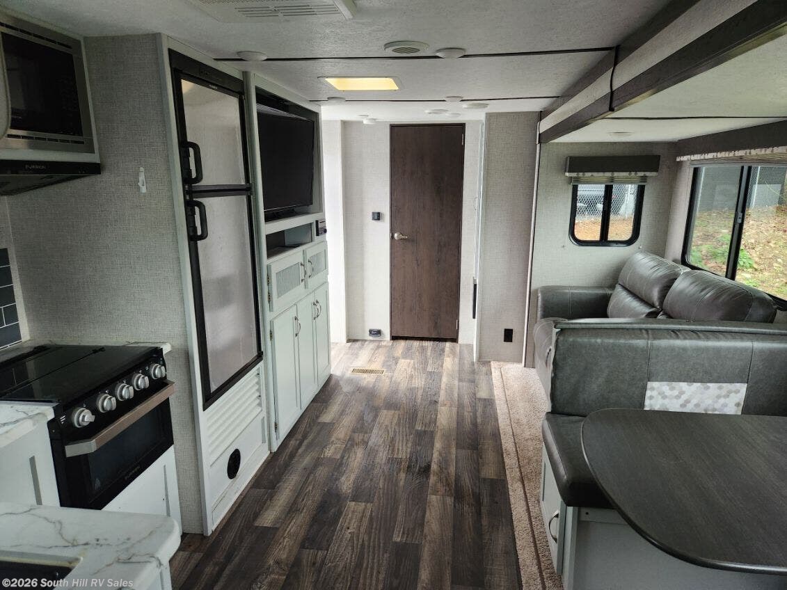 2020 Keystone Bullet Premium 261RBS - Used Travel Trailer For Sale by South Hill RV Sales in Puyallup, Washington features Self Contained, Dinette, LP Detector, Slideout, Stove Top Burner