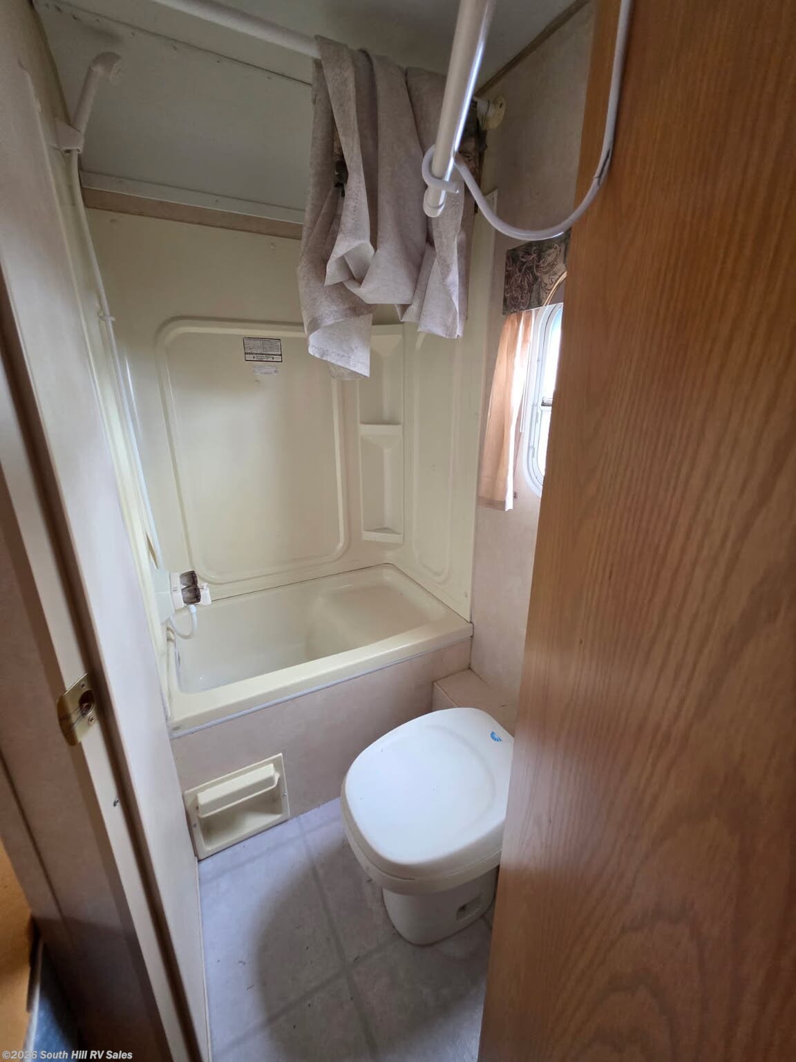 2004 Forest River Flagstaff 21 - Used Travel Trailer For Sale by South Hill RV Sales in Yelm, Washington features Medicine Cabinet, Furnace, Awning, Batteries, Roof Vents